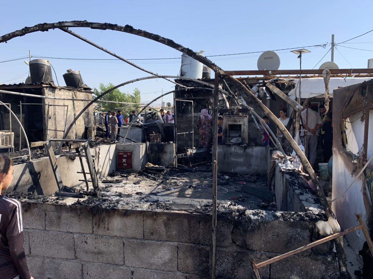 اندلعت النيران في مخيم شامشكو، الذي اُنشئ عام 2015، ويقطن فيه نحو خمسة آلاف من النازحين الايزيديين ومعظمهم من سنجار